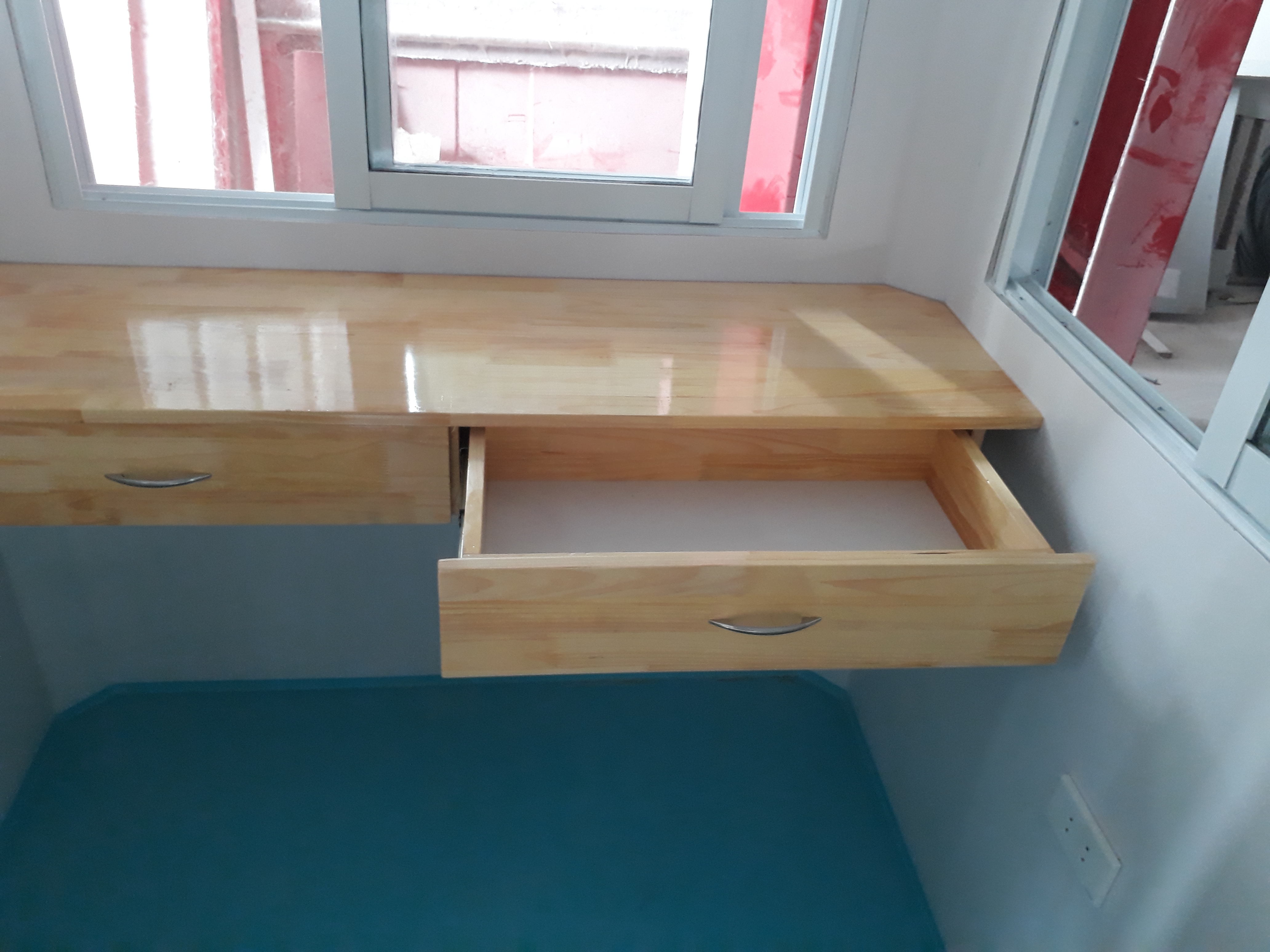 Một số cabin cỡ nhỏ dưới 1,7m chúng tôi lắp đặt thêm bàn làm việc 2 ngăn kéo bằng gỗ tự nhiên