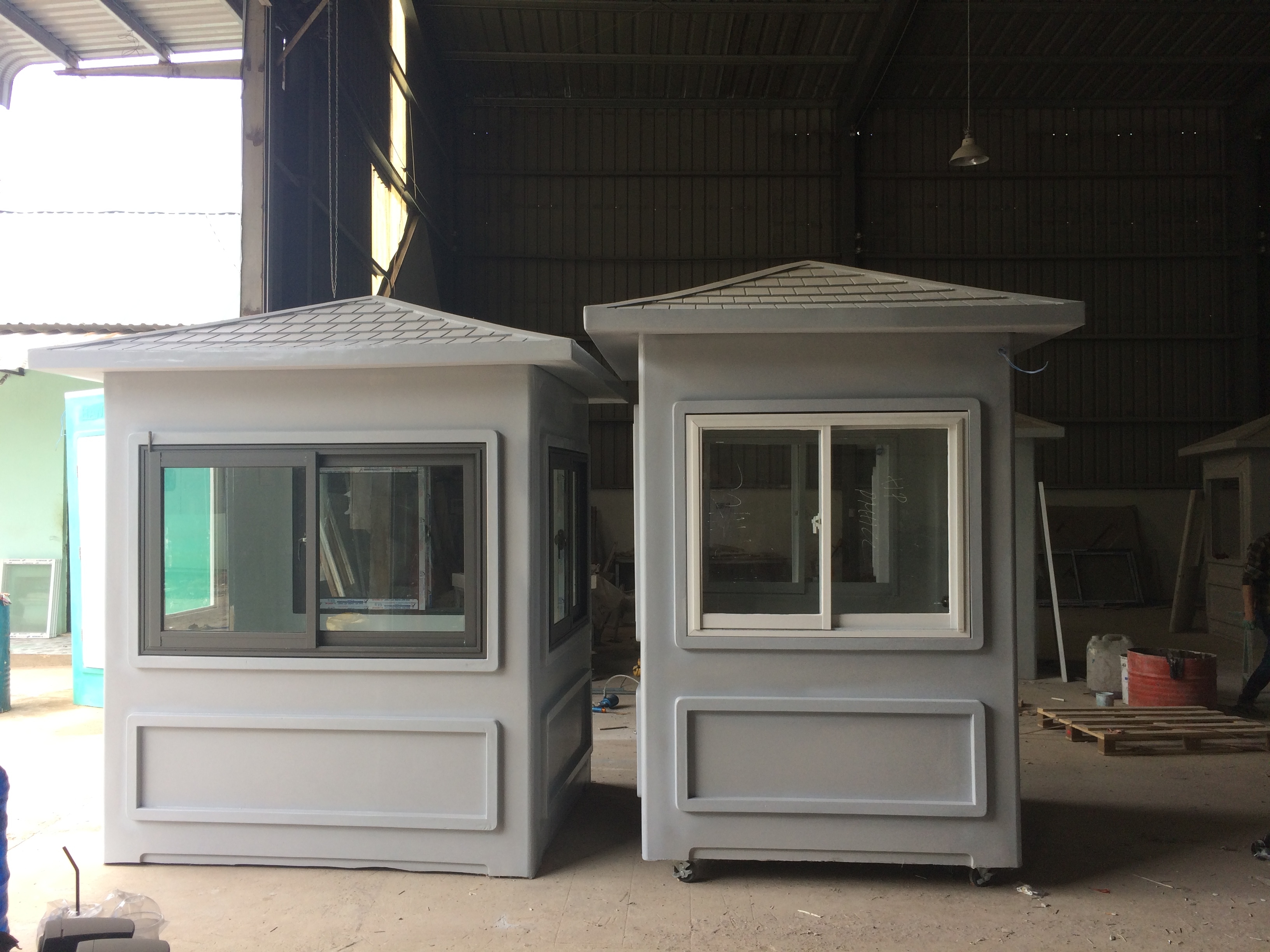 Nhà bảo vệ 1,5 x 1.9 m cửa nhôm hệ Việt Pháp và cabin bảo vệ 1,5x1,5m cửa sổ nhôm thường