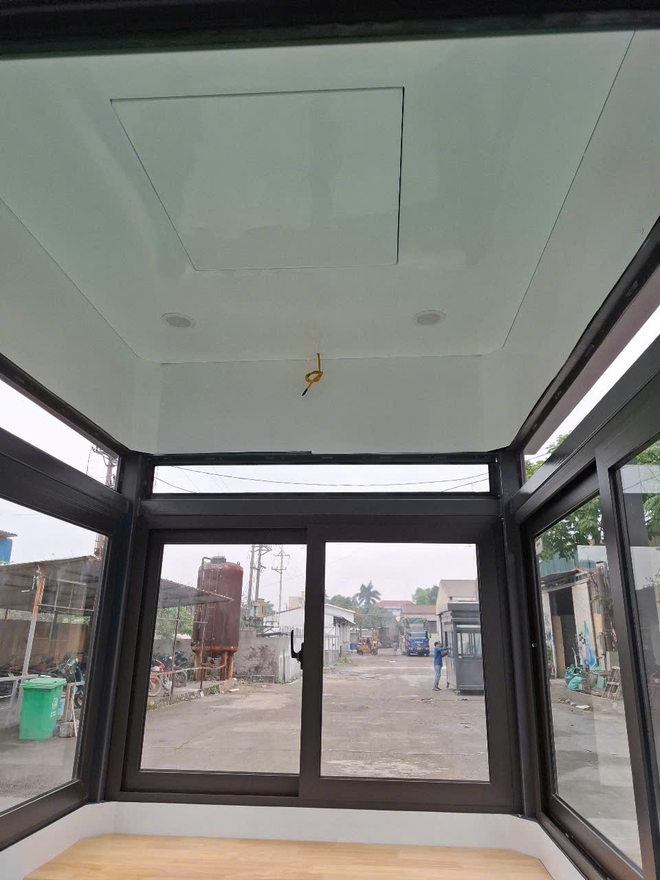 Trần cabin lắp đèn dowlinght và quạt thông gió